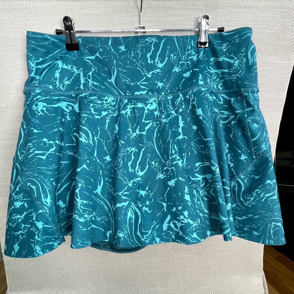 Athleta Ace Printed Tennis Skort 13.5 marbled teal and turquoise Large